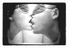  photo kissing.gif