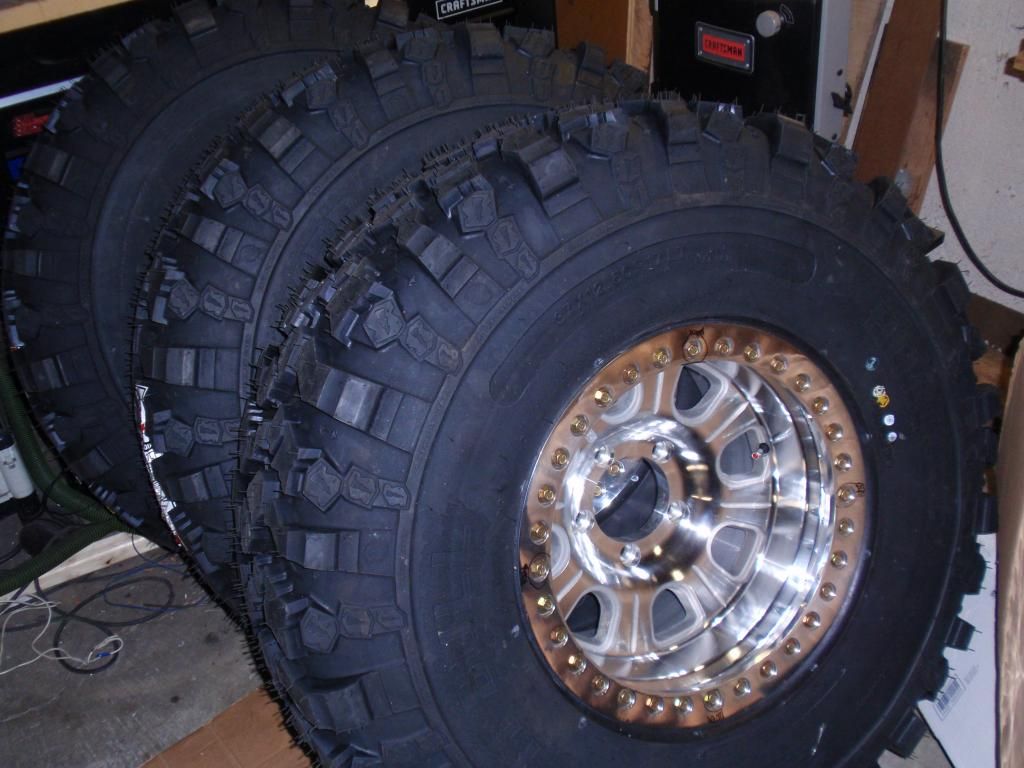 37X12.50 pitbull XORs VS. 38.5X14.50 Sxs Pirate 4x4